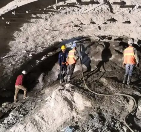 铁东隧道拱顶带模注浆料，微膨胀注浆料的特点及施工工艺